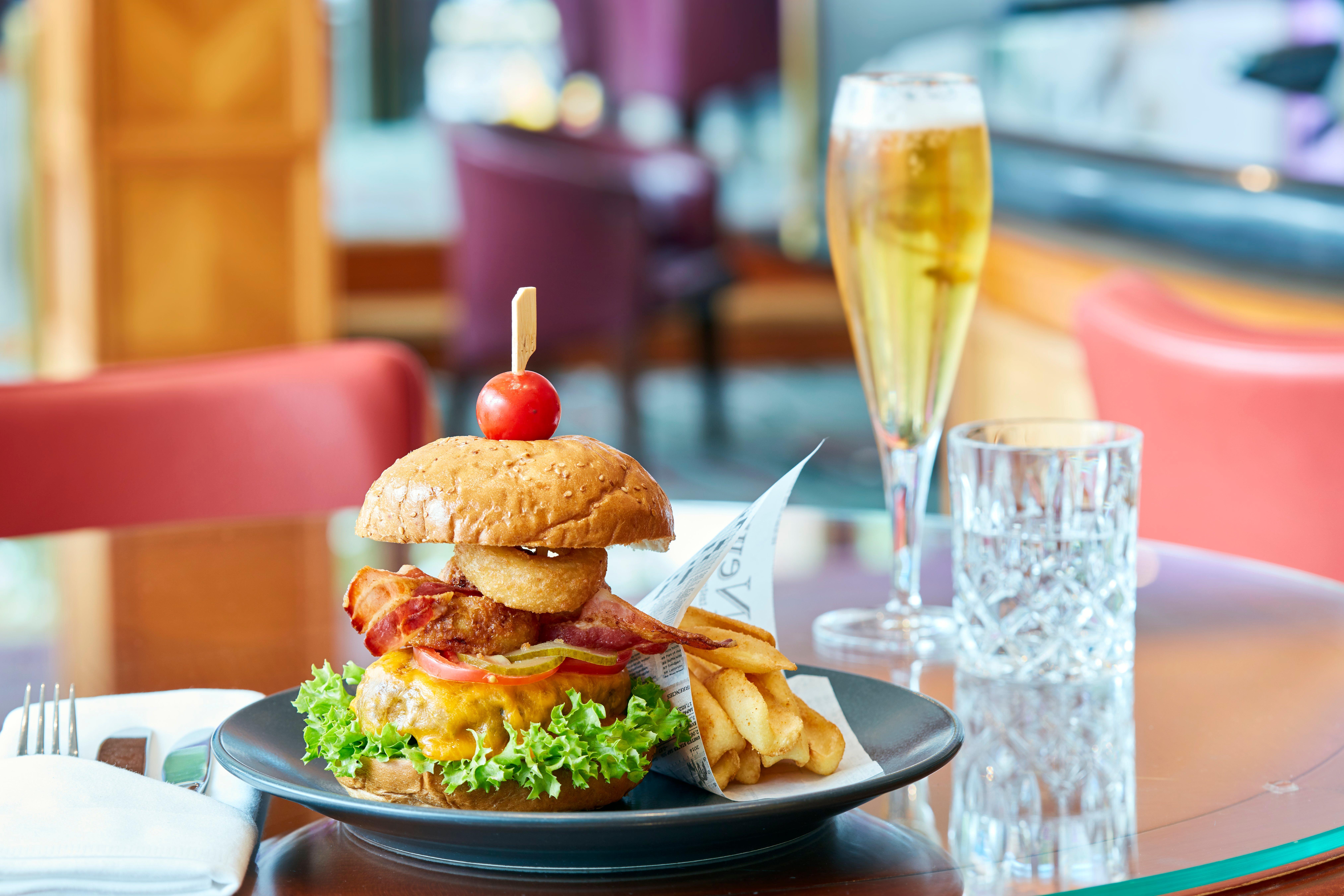 فندق إنتركونتيننتال برلين المظهر الخارجي الصورة A hamburger with chips and a glass of champagne